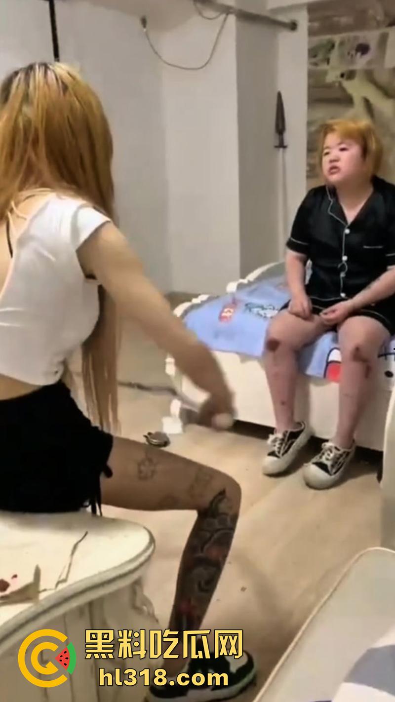 出来混总是要还的！肥猪精神小妹遭姐妹霸凌，被闺蜜们拳打脚踢，曾经霸凌别人也有被揍的时候！-2