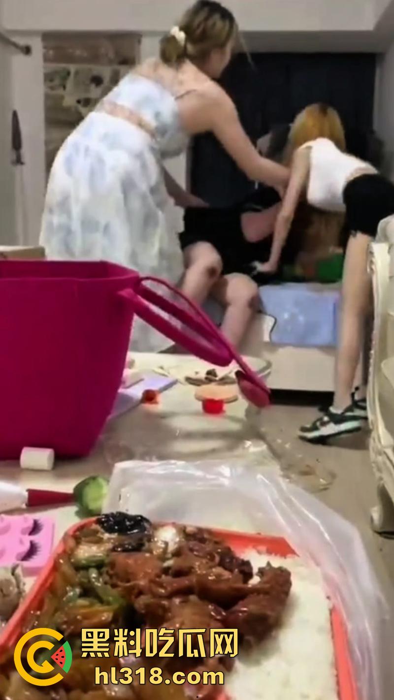 出来混总是要还的！肥猪精神小妹遭姐妹霸凌，被闺蜜们拳打脚踢，曾经霸凌别人也有被揍的时候！-5