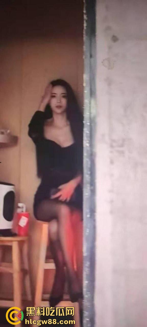 长沙玉兰路快餐花魁,日操百人逼都没合上,众人排队冲刺质量顶到爆,结果帽子叔叔来了一锅端!-9