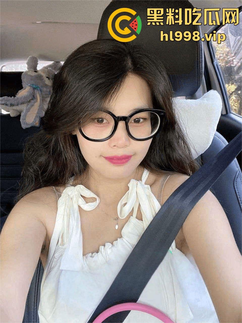 重庆邮电大学大二嫩妹【何馨玥】背着男友裸聊约炮!厕所马桶上玩假鸡巴玩得嗨到飞起!-1