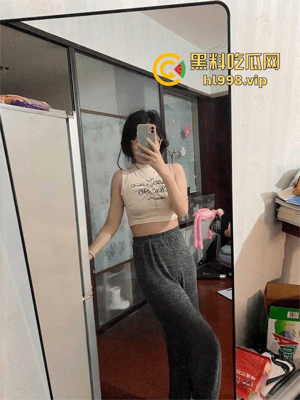 重庆邮电大学大二嫩妹【何馨玥】背着男友裸聊约炮!厕所马桶上玩假鸡巴玩得嗨到飞起!-3