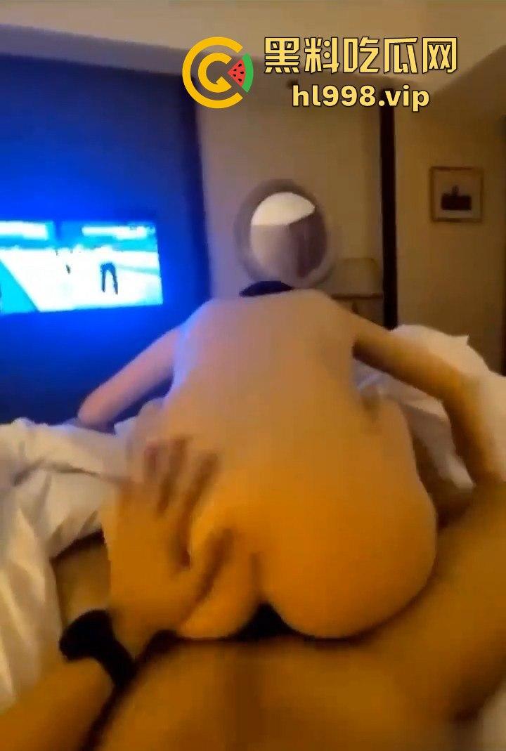 重庆邮电大学大二嫩妹【何馨玥】背着男友裸聊约炮!厕所马桶上玩假鸡巴玩得嗨到飞起!-7