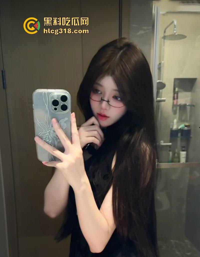 抖音高颜值网红【尼兔】收费福利曝光，超绝美腿模上演超淫丝足诱惑，简直是秀色可餐啊！-3