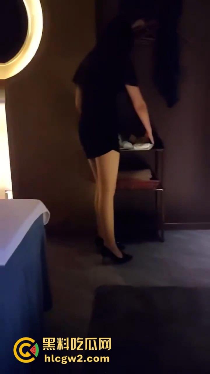 巨乳长腿女技师太迷人 大哥当场展雄峰 肉棒支起小帐篷 压都压不住！-7