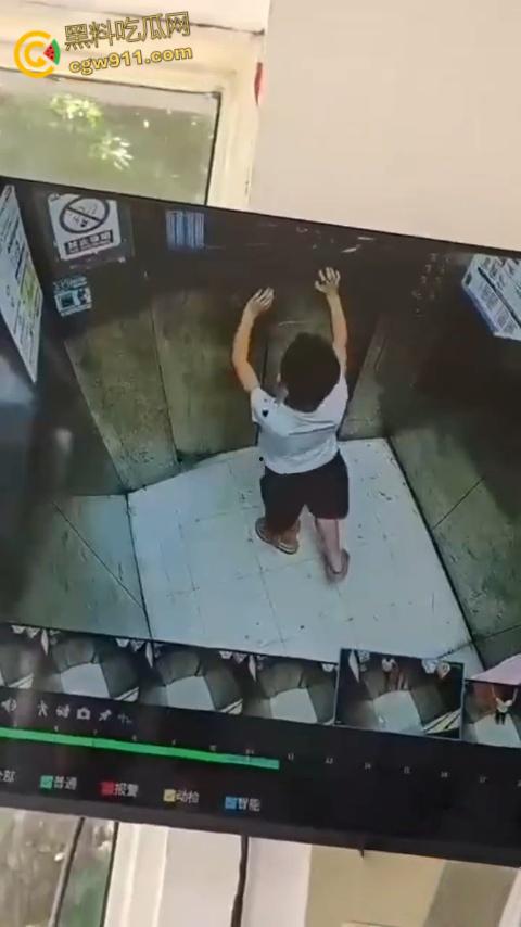 电梯惊魂熊孩子扒门自救，被死死卡在门缝间动弹不得，差点命丧黄泉，对所有人敲响安全警钟！-3