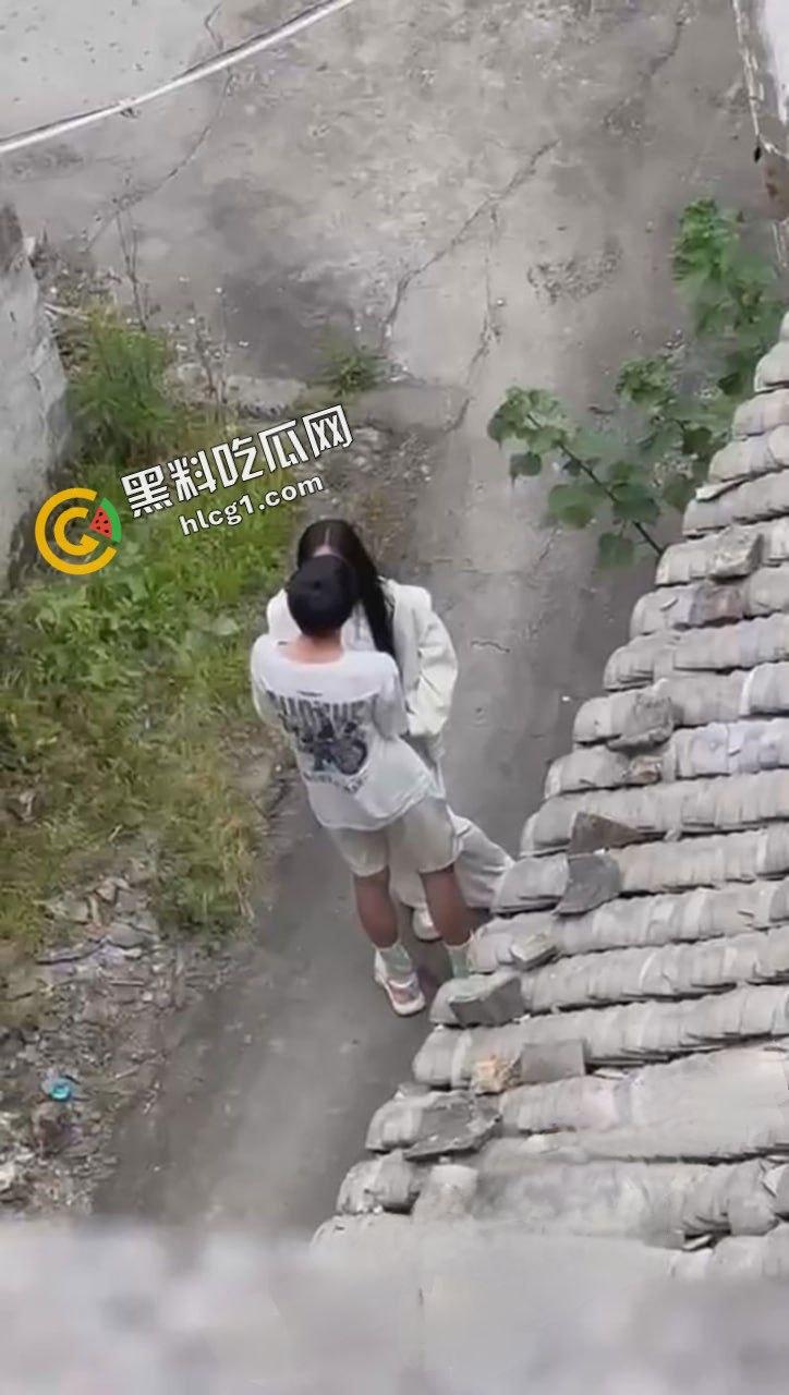 农村小情侣 高一就在户外激情抠逼 快活之际惨遭偷拍-1