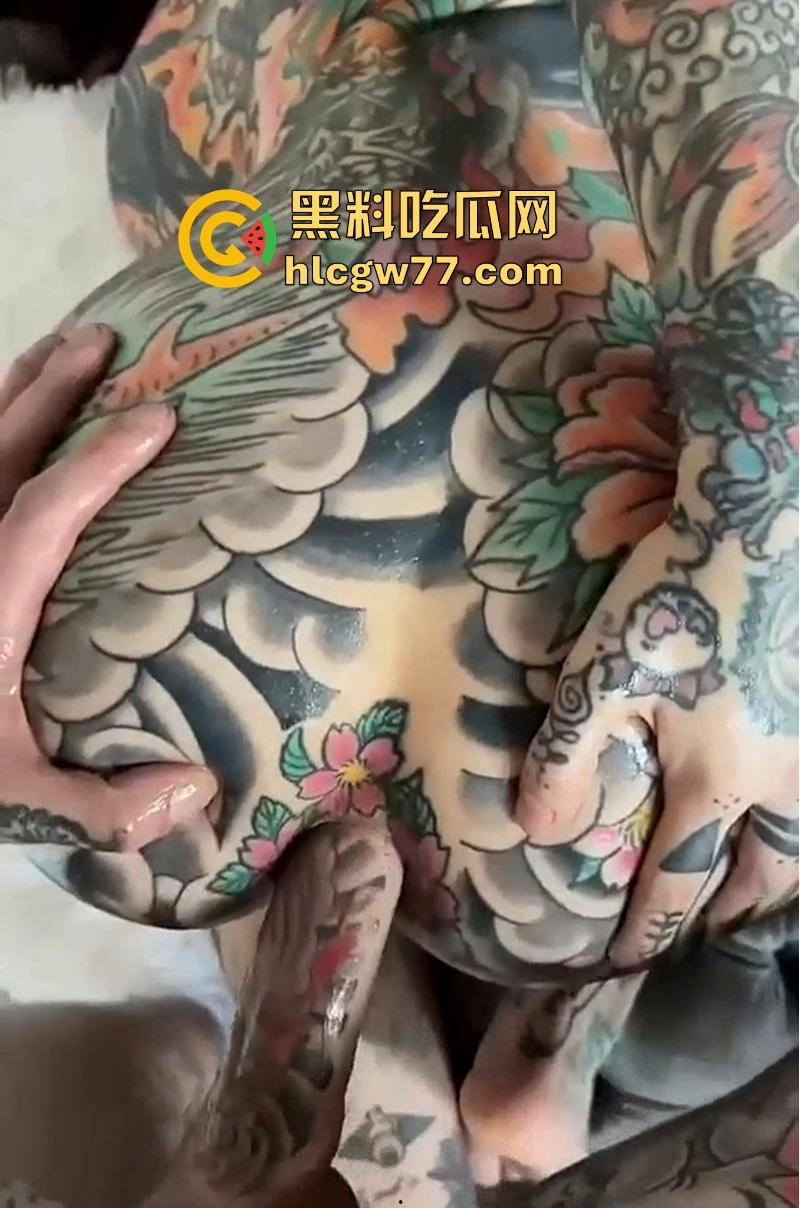 纹身男女激情性爱 极品身材肥臀纹身妹 被大屌男友爆操抽插 性爱自拍视频流出-4