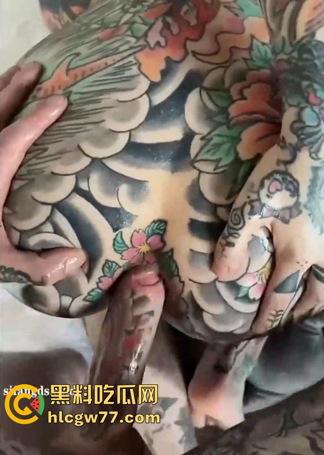 纹身男女激情性爱 极品身材肥臀纹身妹 被大屌男友爆操抽插 性爱自拍视频流出-7