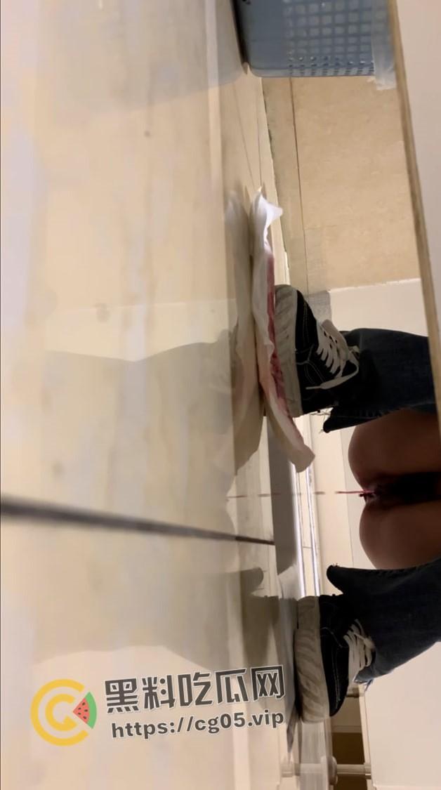 瓜友投稿！河北女网友投稿曝光四名舍友洗澡上厕所偷拍视频 女大学生之间的战争 就是这么朴实无华但精彩-7