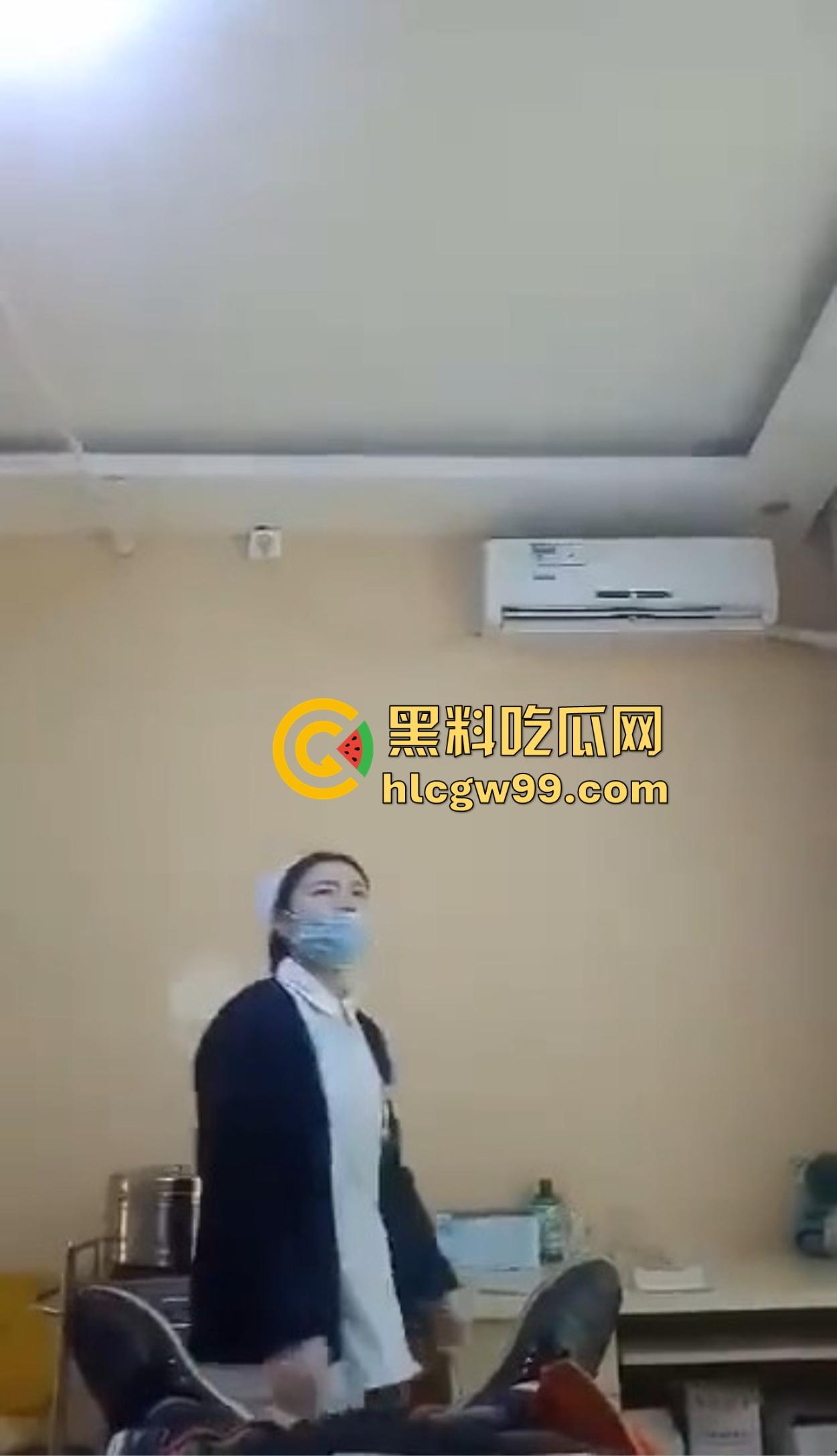 剃毛包扎变硬了？男科医院小护士手法太温柔，患者鸡巴直接顶起越摸越硬，她一句话直接把患者整破防！-5