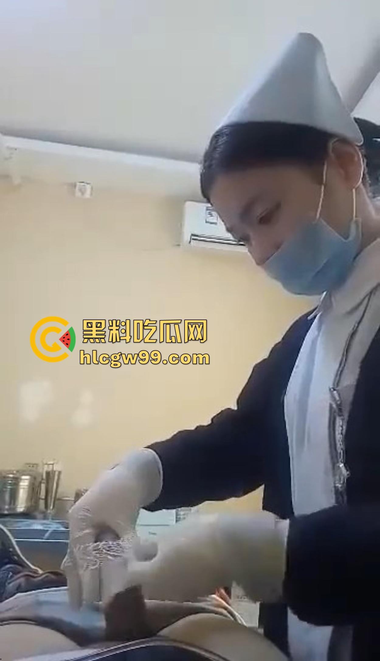 剃毛包扎变硬了？男科医院小护士手法太温柔，患者鸡巴直接顶起越摸越硬，她一句话直接把患者整破防！-10