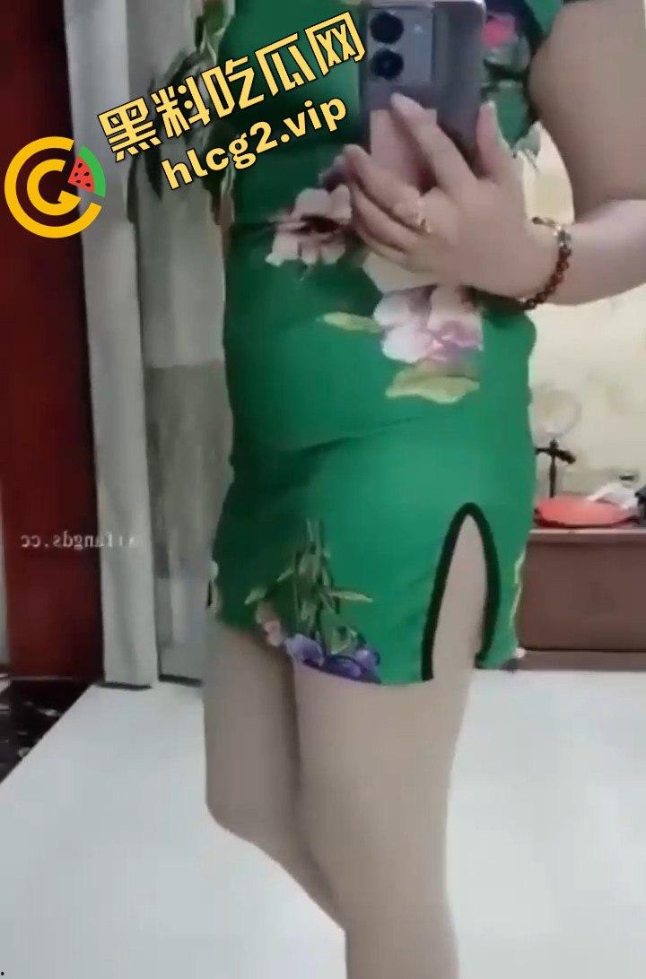 快手网红熟女『女人本色』跟儿子乱伦啪啪视频流出！大奶丝袜骚人妻跪舔口交！-3