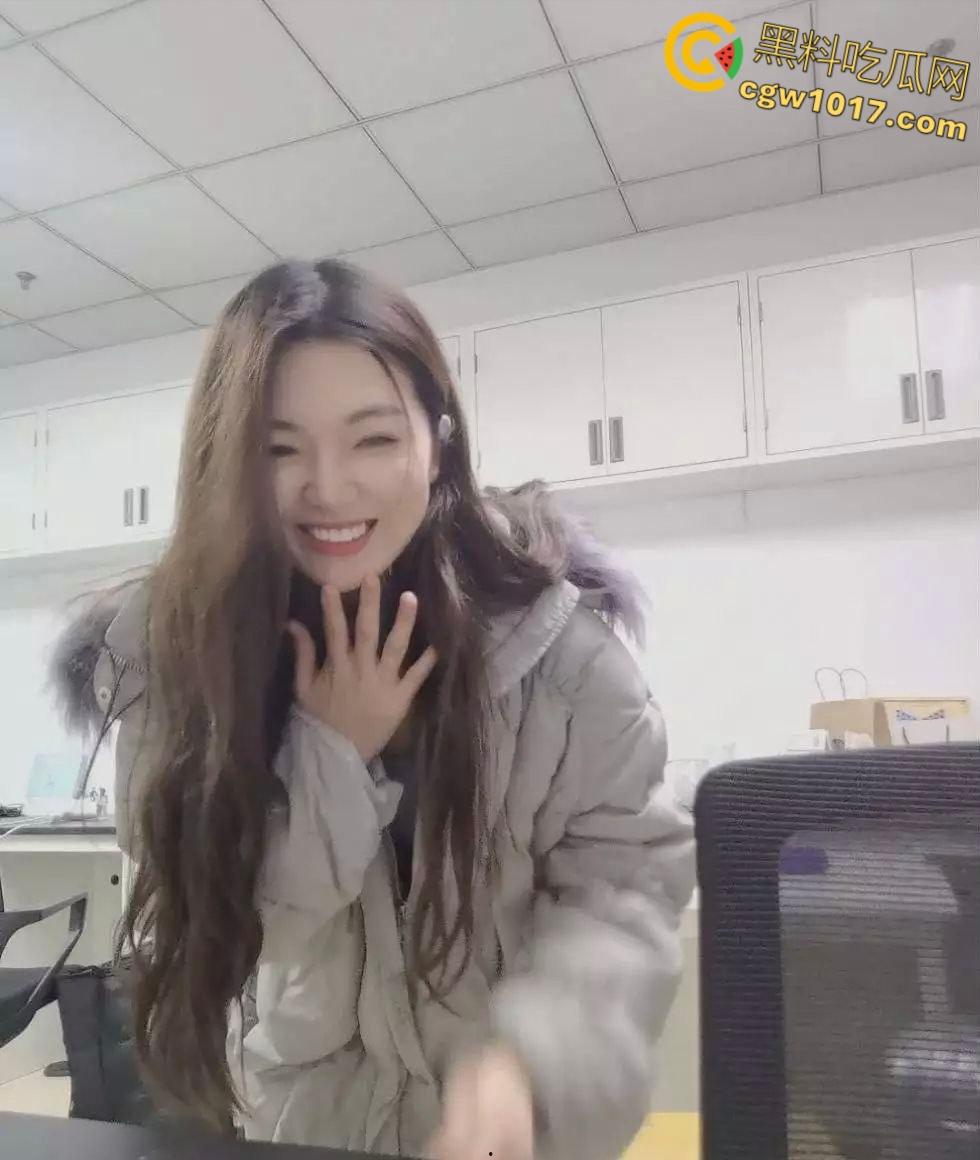 湖北贸易公司新员工【邓婉清】,刚毕业的大学生,与公司老板偷情,一顿口交舌舔搞得老板兽欲大发!-3