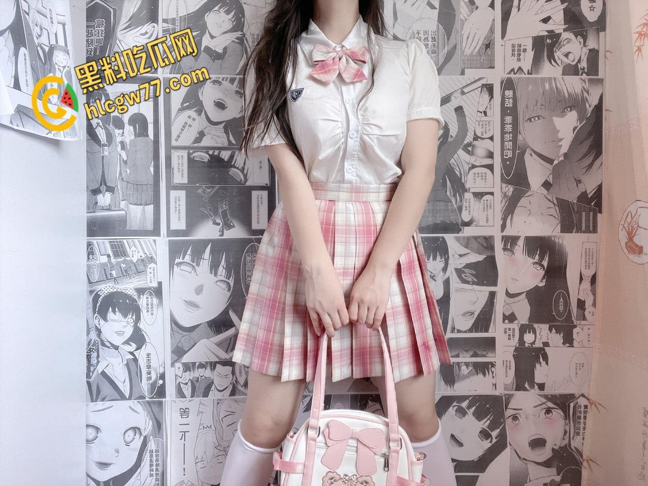 抖音网红【是小心呀】JK童颜巨乳，极品白虎尤物，户外全裸奶子到处跑  !-5