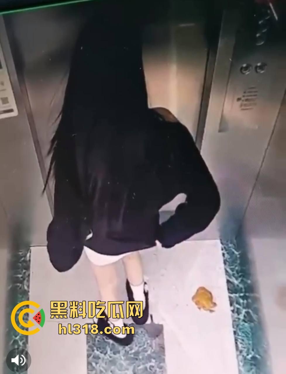 河南驻马店抖音网名【瑶.】妙龄女子当众在电梯拉屎，女子在无视监控，拉完随后淡定离开！-8