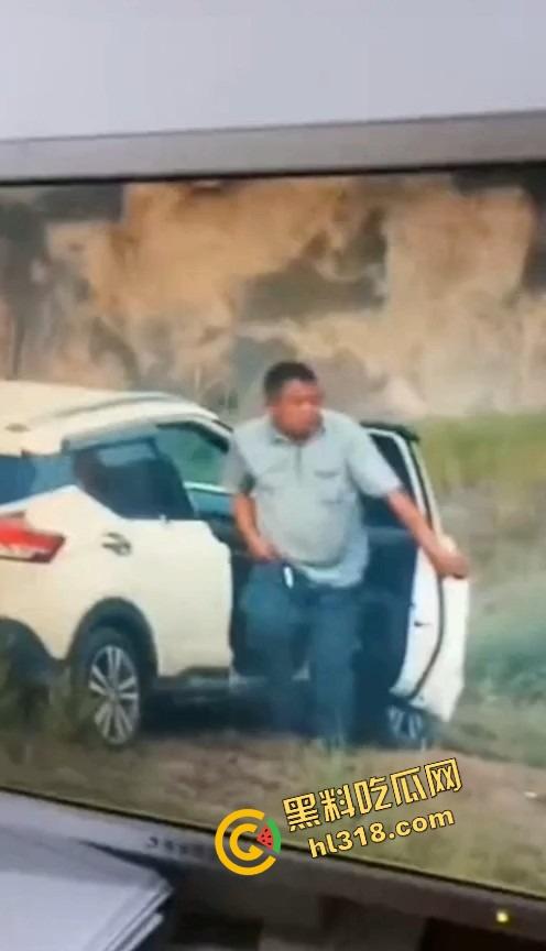 是谁家老婆穿着婚戒出来野战?裤衩还没脱就把逼贴车窗上了,屁股震得车报警器响个不停被监控拍下!-1