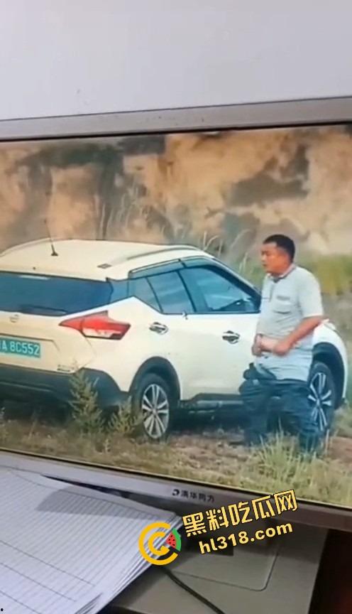 是谁家老婆穿着婚戒出来野战?裤衩还没脱就把逼贴车窗上了,屁股震得车报警器响个不停被监控拍下!-2