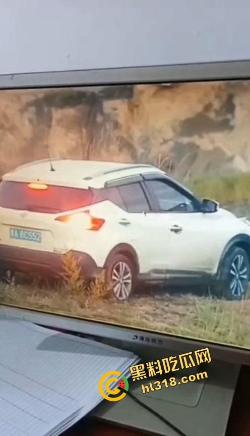 是谁家老婆穿着婚戒出来野战?裤衩还没脱就把逼贴车窗上了,屁股震得车报警器响个不停被监控拍下!-8