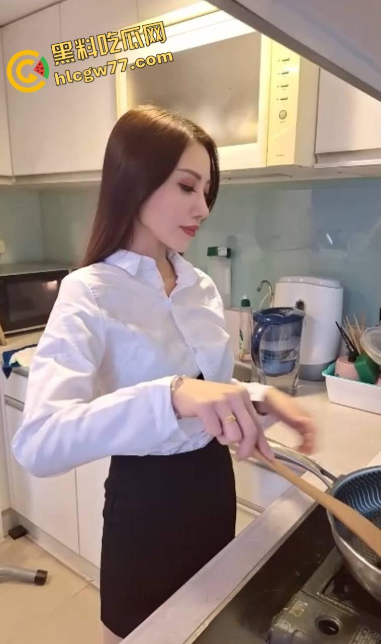 高颜值情侣 巨乳骚逼穿着性感睡袍被大屌男无套爆操内射 真实高潮呈现 叫声太放荡!-1