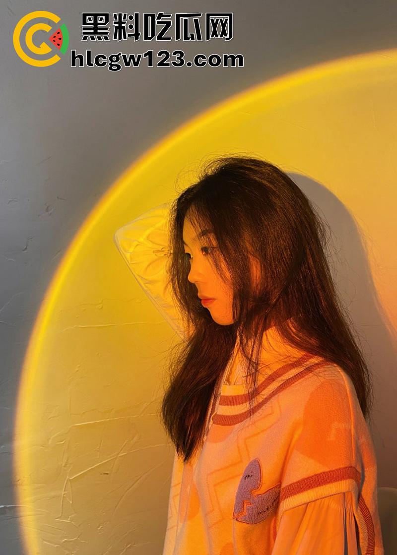 浙江艺术高校舞蹈系厕拍，大神冒死偷拍学委【王玉琦】，小穴翘臀清晰可见，附带学委生活照！-1