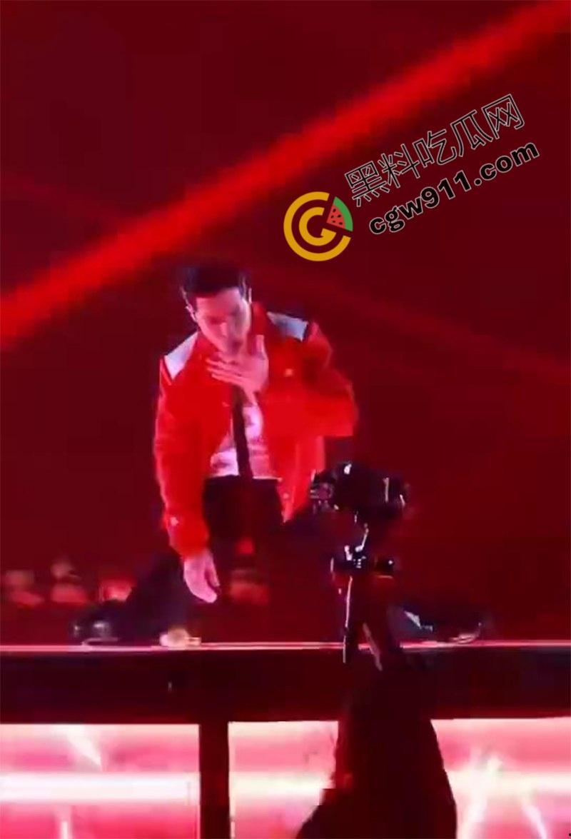 顶流歌星【萧敬腾】大巨蛋演唱会陷入“胯间危机”！因为动作太大，裤子都塌了，红内裤暴露惊呆歌迷-7