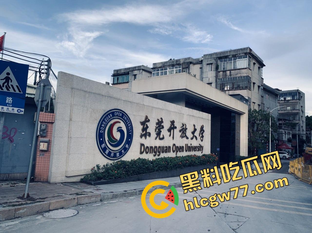 东莞开放大学食堂直接开干，女主餐桌下狂舔猛吞，吃上头当场骑脸开操，全程无视路人只顾自己摇摆！-1