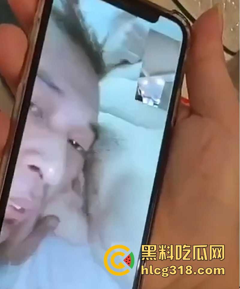 抖音网红【宏少传媒】沐足调戏微胖大奶技师,加钟外出约炮,边操边视频聊天炫耀!-11