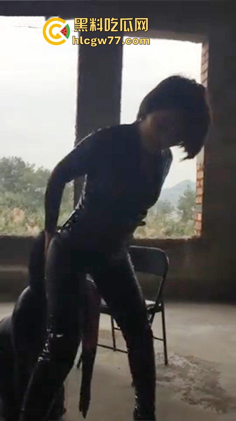 国产稀有女王户外调教 牵着性感开档皮裤女奴 烂尾楼里肆意调教 各种玩法轮番上阵!-3