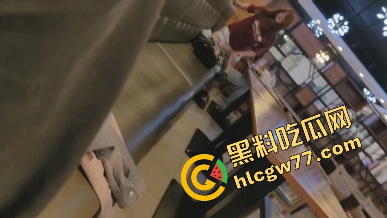东莞开放大学食堂直接开干，女主餐桌下狂舔猛吞，吃上头当场骑脸开操，全程无视路人只顾自己摇摆！-11