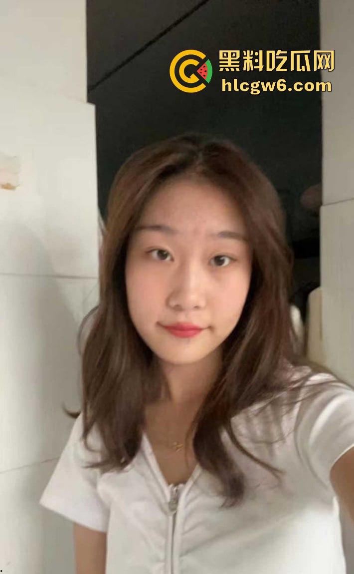 武昌工学院国教大二骚学生妹【王淇晓】裸聊约炮骗钱跑路遭曝光,蹭酒蹭吃的反差婊,嘴里喊哥哥心里骂冤种!-1