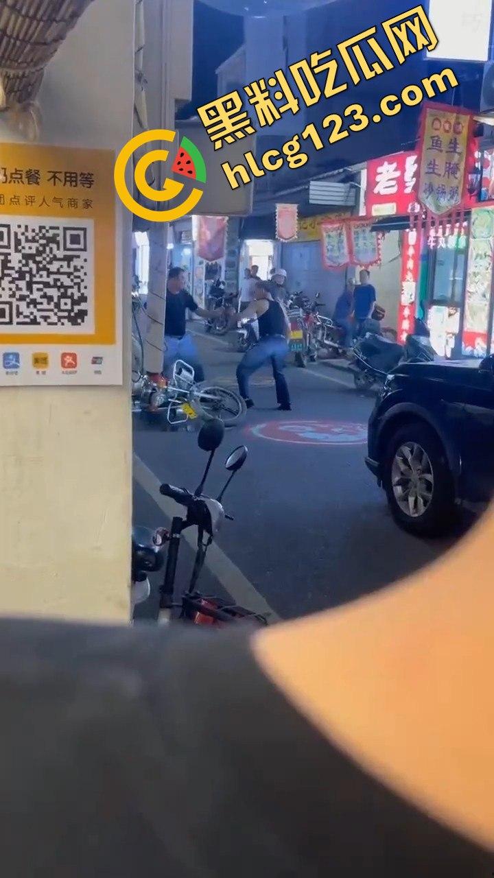 背心哥PK摩托车选手!见一次打一次,背心哥为何如此讨厌摩托车手?-6