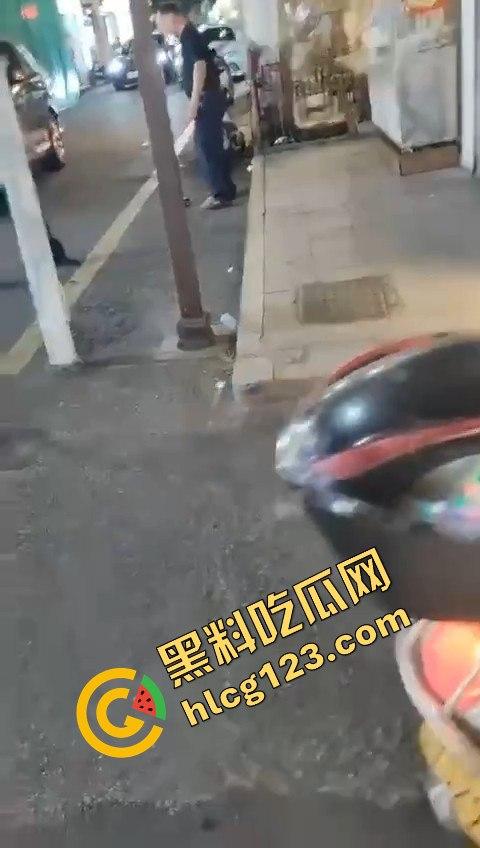 背心哥PK摩托车选手!见一次打一次,背心哥为何如此讨厌摩托车手?-7