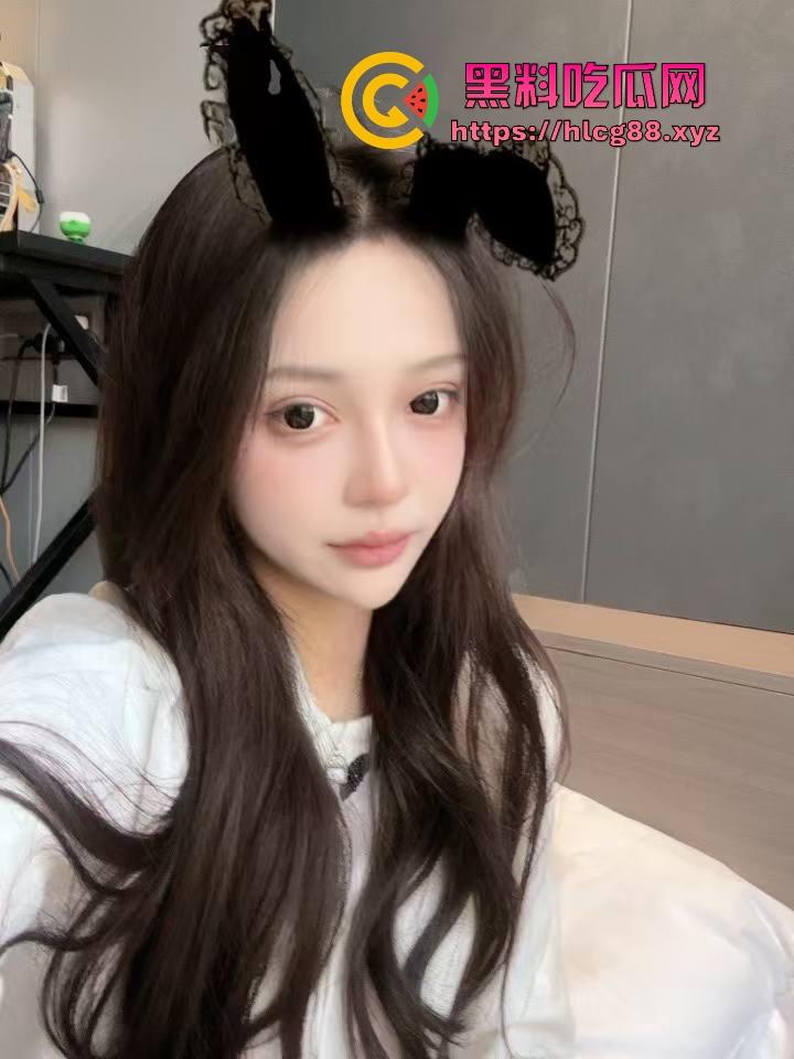 新疆阿勒泰滑雪场福利姬比基尼滑雪，奶腩抖臀浪成冰，福利婊变雪地鸡，胖次冻逼要风度不要命！-2