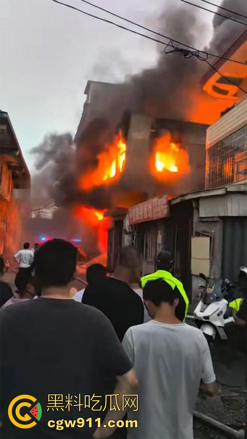 福建福州仓山，天福村突发重大火灾，因电瓶车着火，导致附近房屋全部被点燃，现场火光冲天！-1