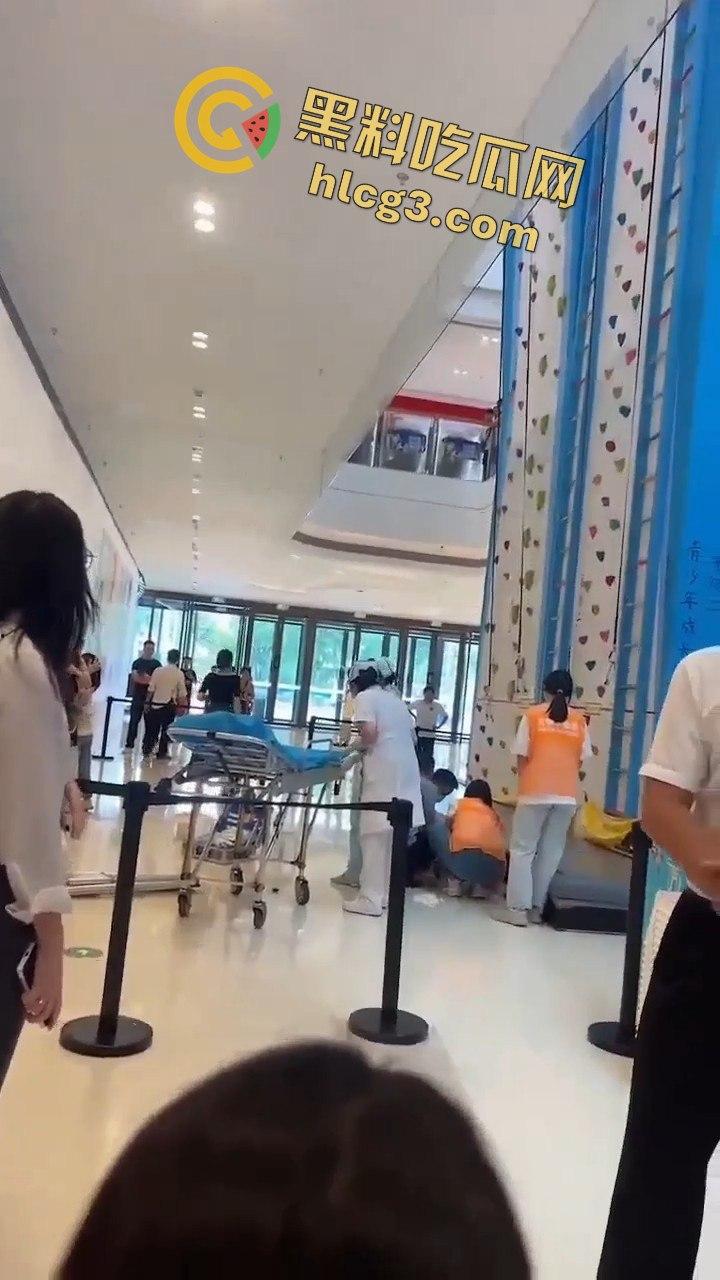 肇庆四会市攀岩小孩掉下来的惊悚瞬间，家长们心碎不已！-6