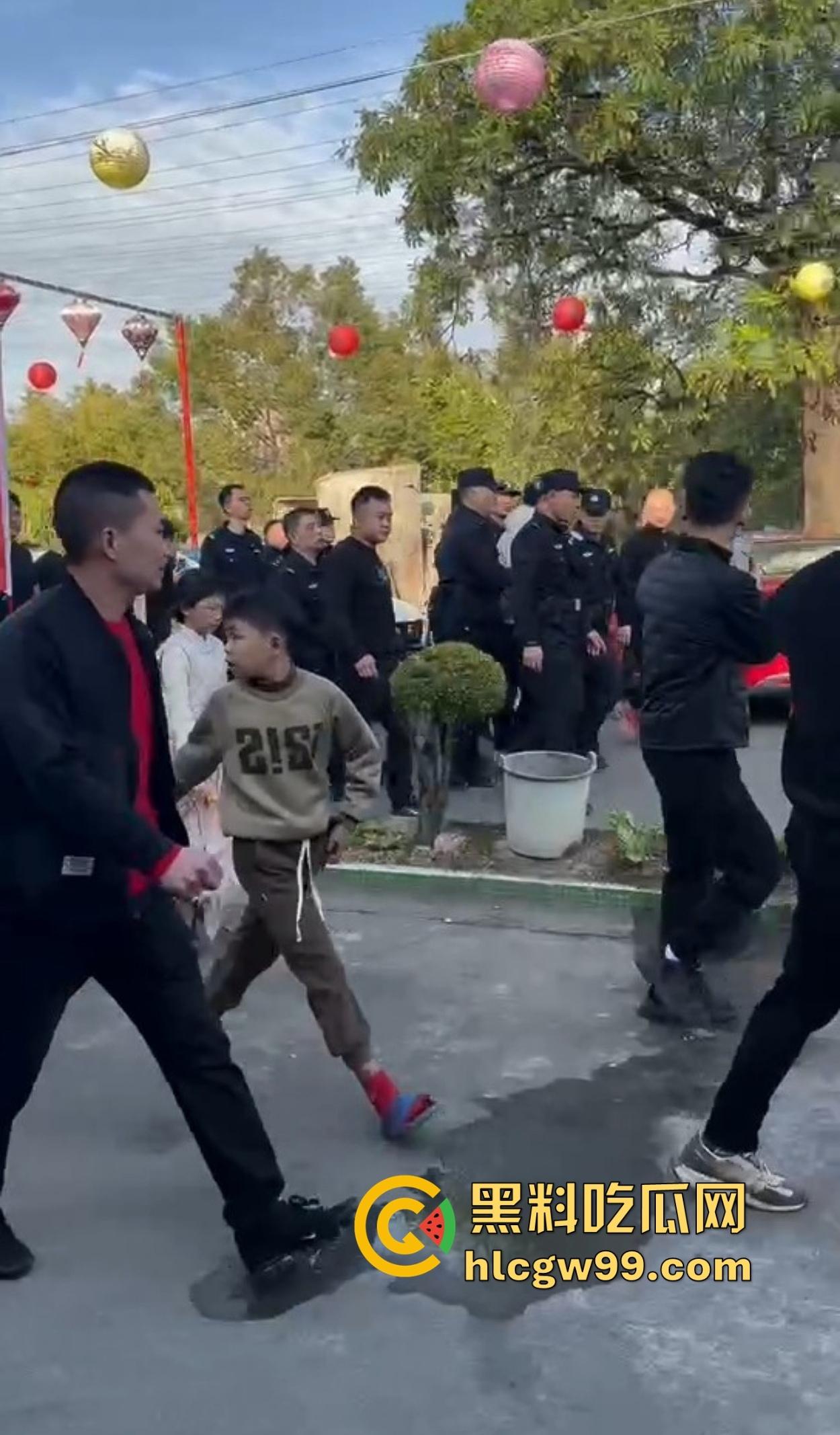 潮汕男子飙车狂言车300万撞死人保险赔,结果被英歌队打到脑震荡,现在出院嚷嚷黑势力又被围了!-11