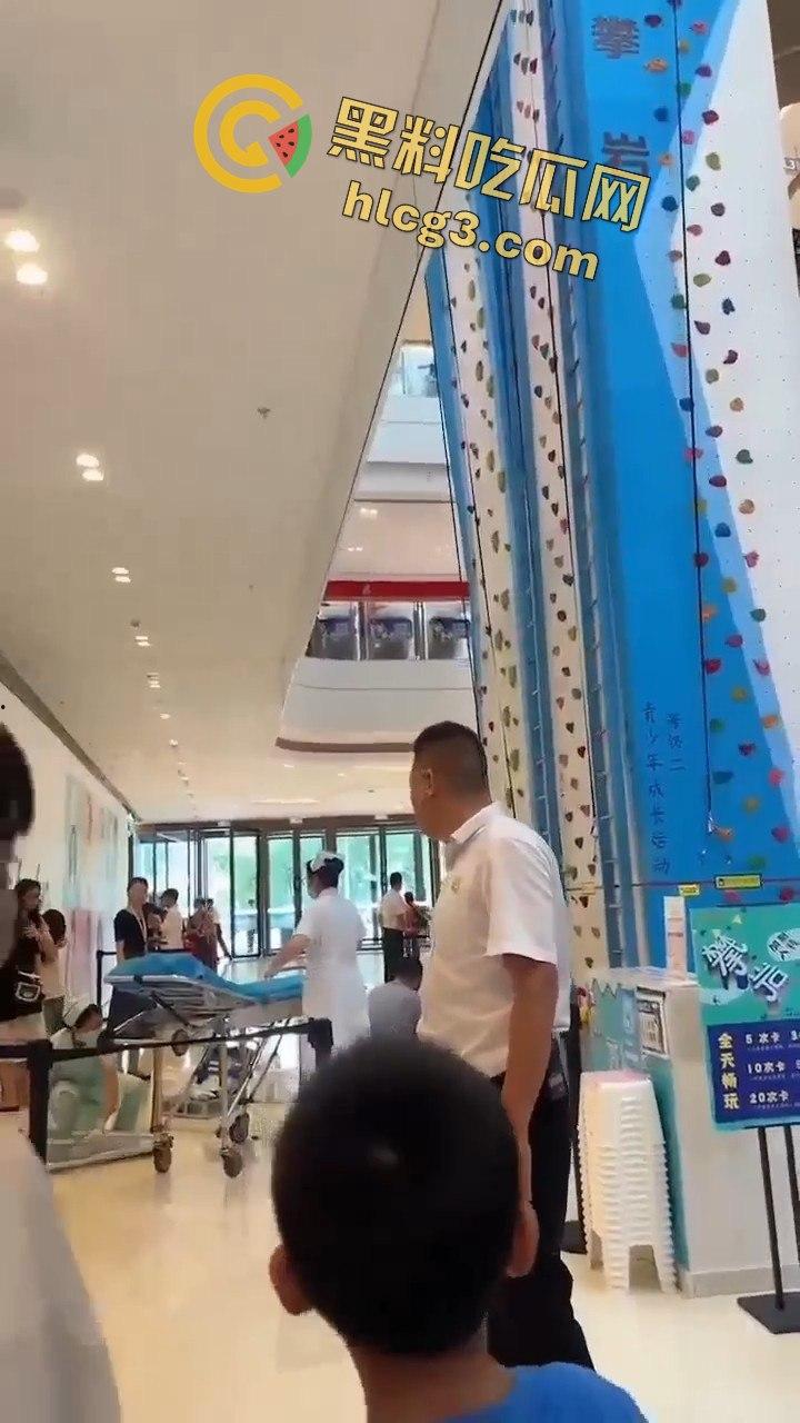 肇庆四会市攀岩小孩掉下来的惊悚瞬间，家长们心碎不已！-7