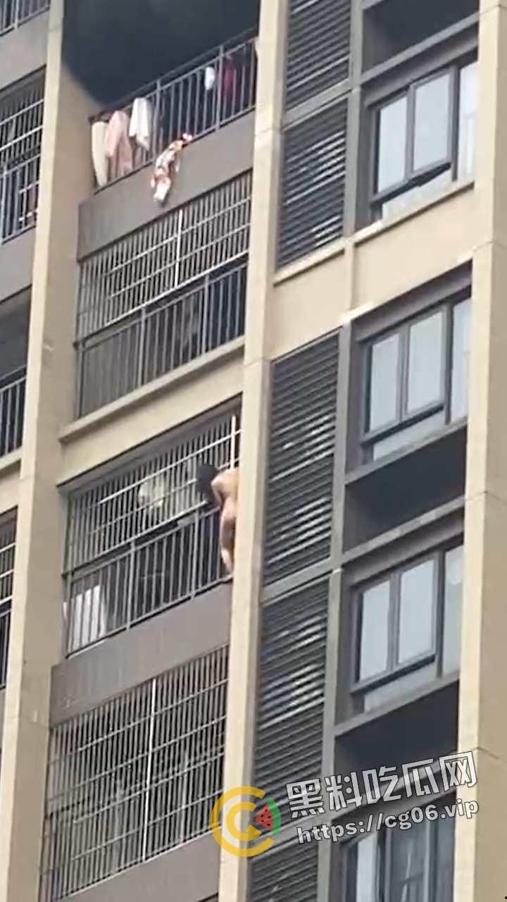 蜘蛛侠转世？发生火灾女子裸体徒手从十几层高楼爬下并安全获救 这阳台攀爬能力隔壁老王羡慕不已-2