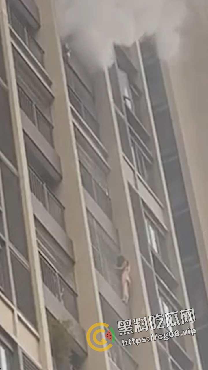 蜘蛛侠转世？发生火灾女子裸体徒手从十几层高楼爬下并安全获救 这阳台攀爬能力隔壁老王羡慕不已-3