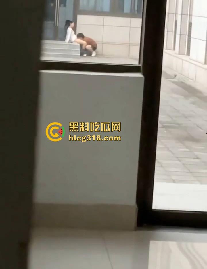 长春师范学院图书馆，狗男女光天化日上演舔逼之战，男子将头深埋女友胯下疯狂舔食，激情四溢！-6