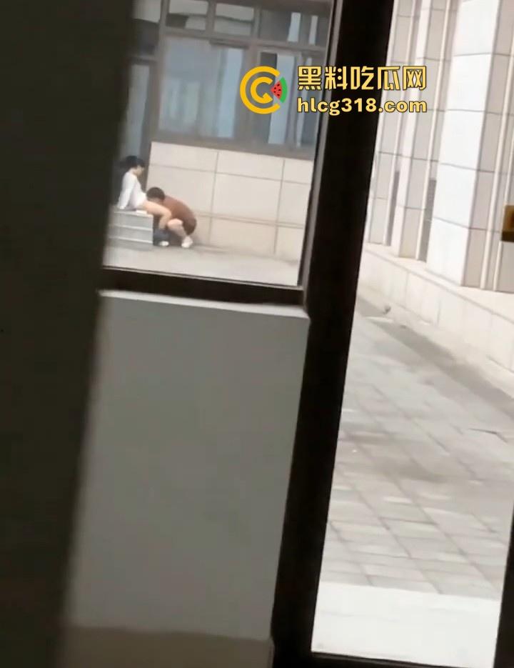 长春师范学院图书馆，狗男女光天化日上演舔逼之战，男子将头深埋女友胯下疯狂舔食，激情四溢！-9