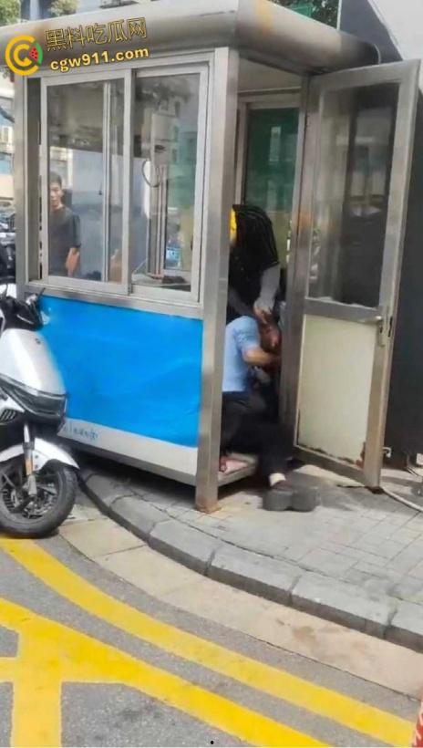 因电动车停放外卖员与保安发生口角，保安情绪失控，将外卖员王某拉扯倒地，未达轻微伤被行政拘留15日！-3