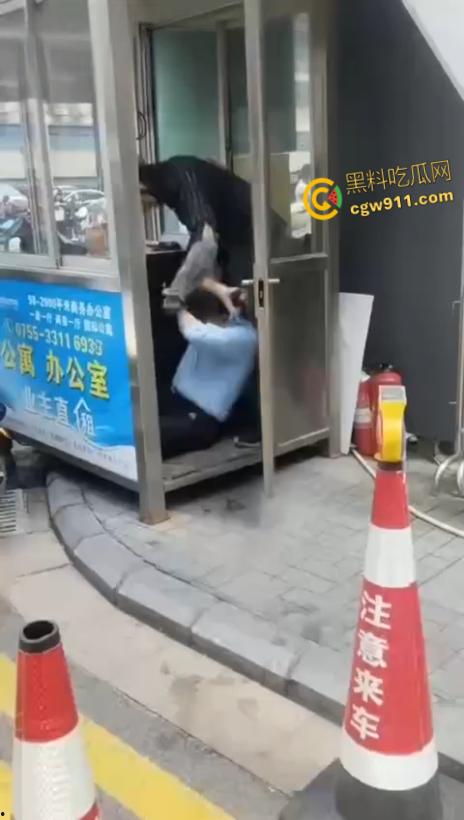 因电动车停放外卖员与保安发生口角，保安情绪失控，将外卖员王某拉扯倒地，未达轻微伤被行政拘留15日！-7