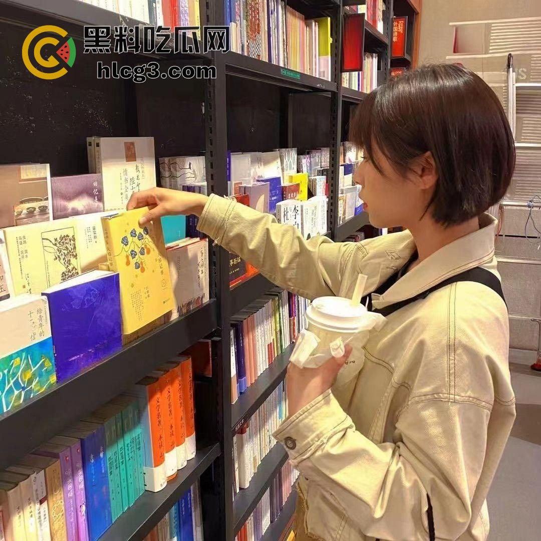 叶璇亲密旅拍视频流出，上海美女与青岛男友激情狂欢，云盘泄密大尺度片段引发轰动！-6