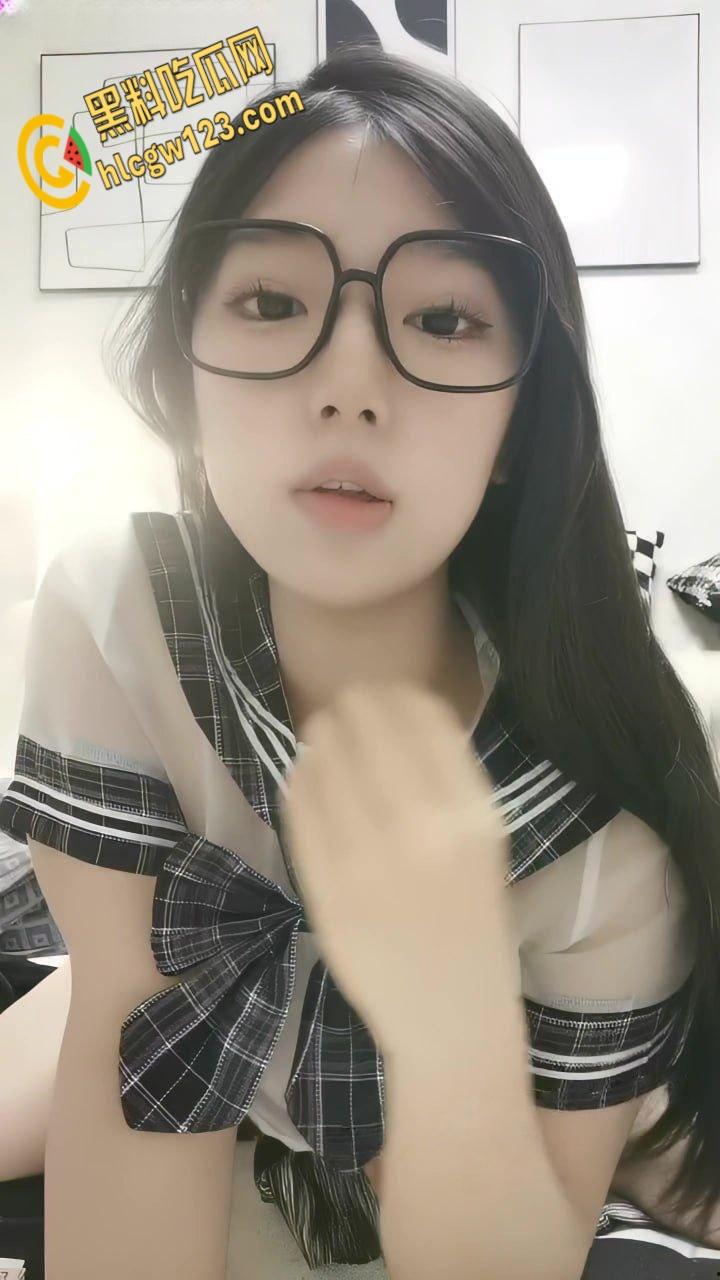 19岁极品尤物眼睛妹，非常清纯吸吮手指骚起来，肉感身材顶级大肥臀！-2