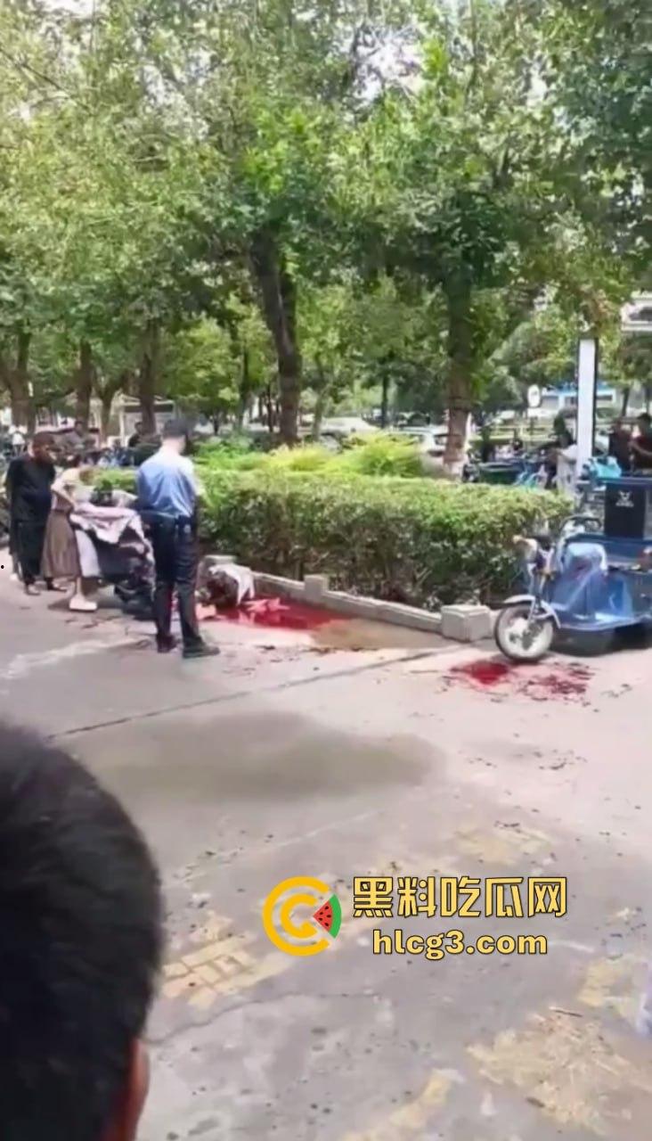 女人惹的祸！河南永城一光头男子被黑衣男子持刀刺伤致死-1