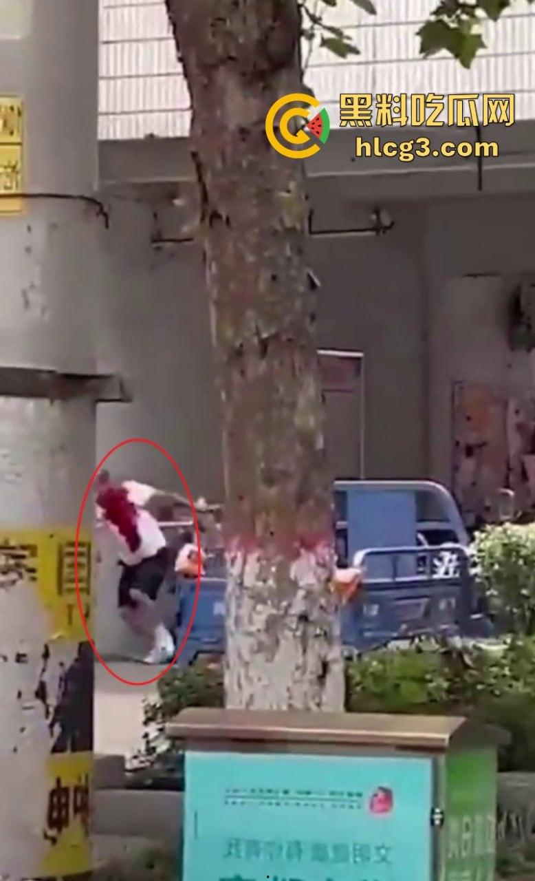 女人惹的祸！河南永城一光头男子被黑衣男子持刀刺伤致死-2