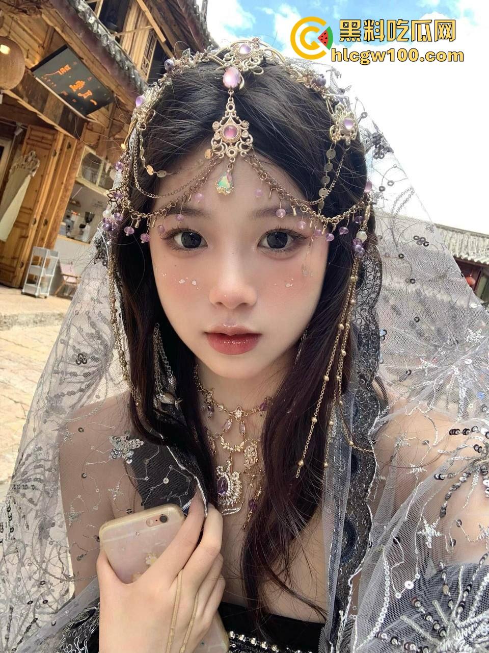 小情侣停车场光着屁股现场造人,野战玩得飞起,邻居拍视频爆出裤子都没脱利索就开干,这也太饥渴了吧!-2