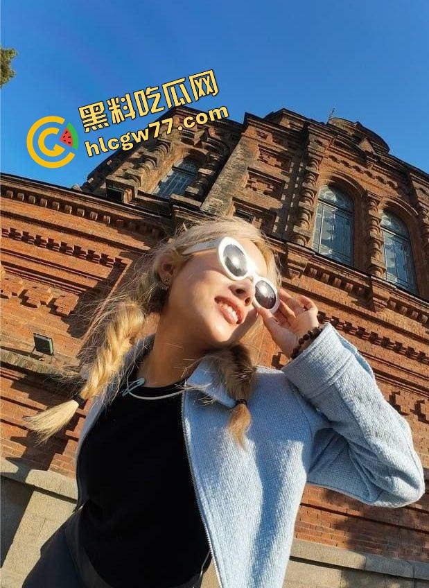 武汉富二代小骚货【章婷】私密片疯传，兔女郎情趣装当街扭奶撒娇，骚得逼水直流！-2