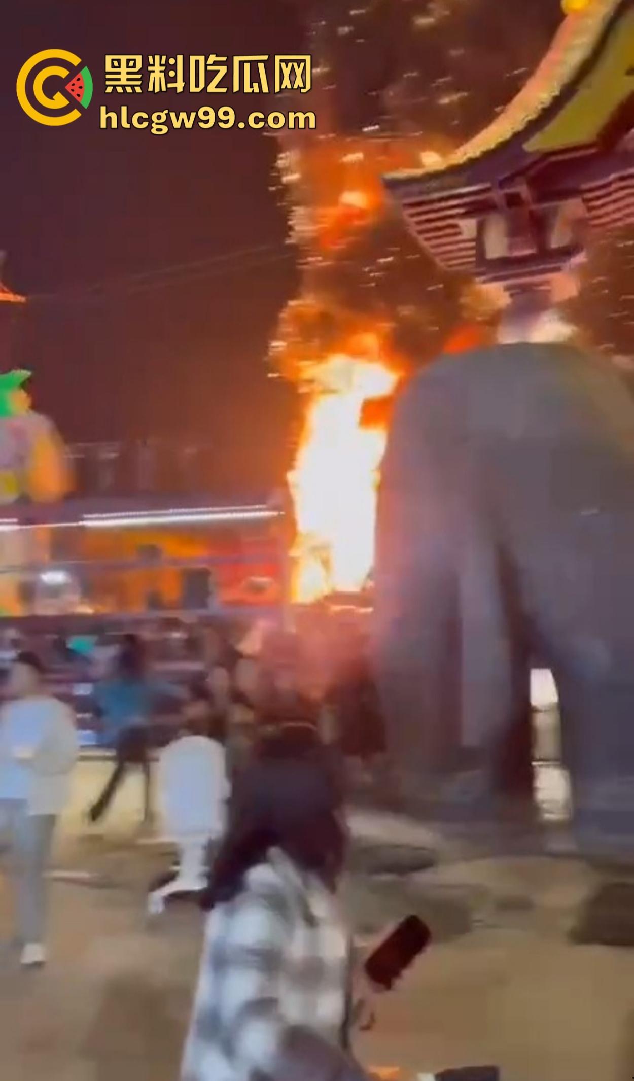 南宁除夕夜打铁花表演现场突发大火 观众还以为是特效 结果真烧起来了！-4